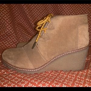 TOMS Wedge Sherpa limed boots/booties